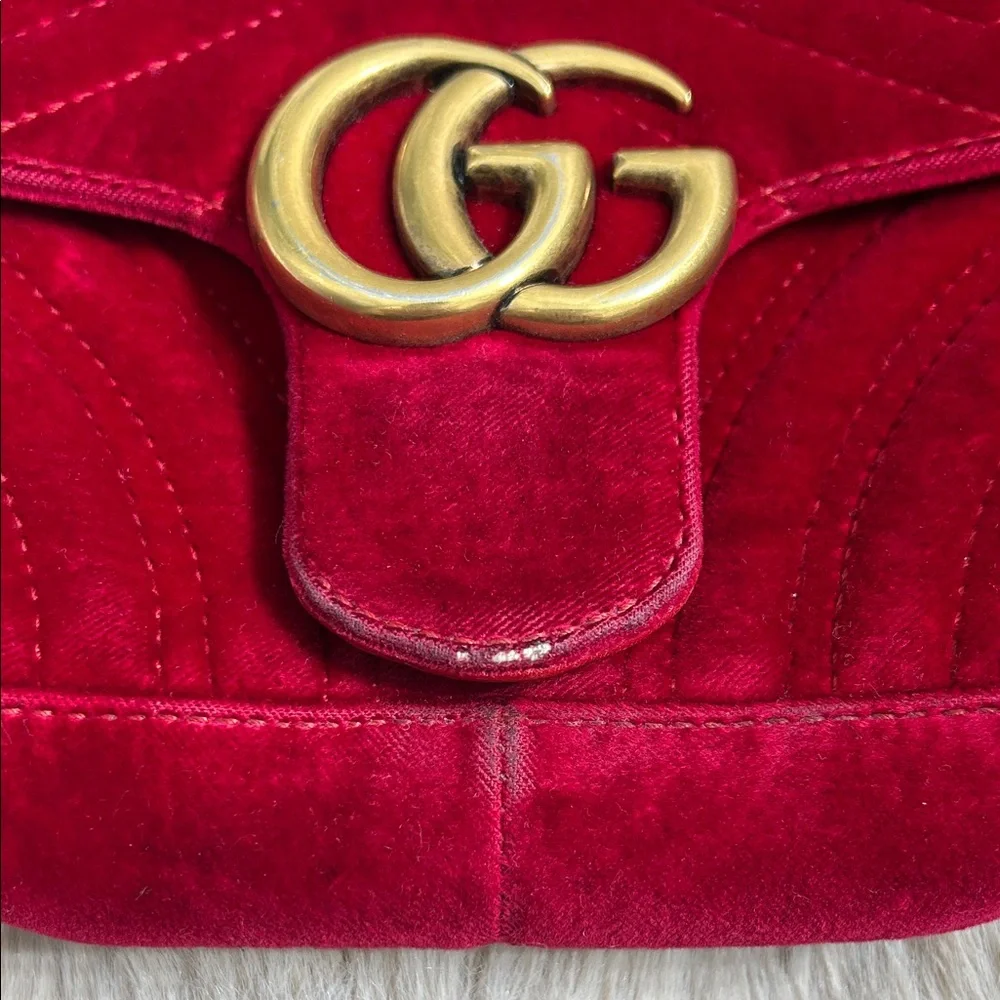 Gucci Red Velvet Shoulder Bag with Gold Chain - Picture 3 of 16